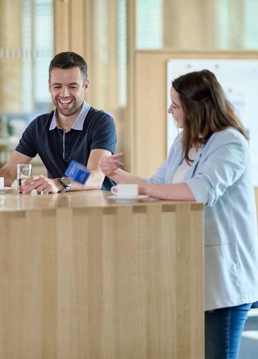 Würfel mit Mitarbeitern