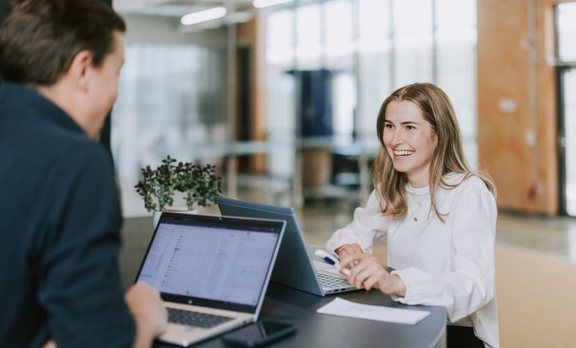 Softwareenwickler lachen