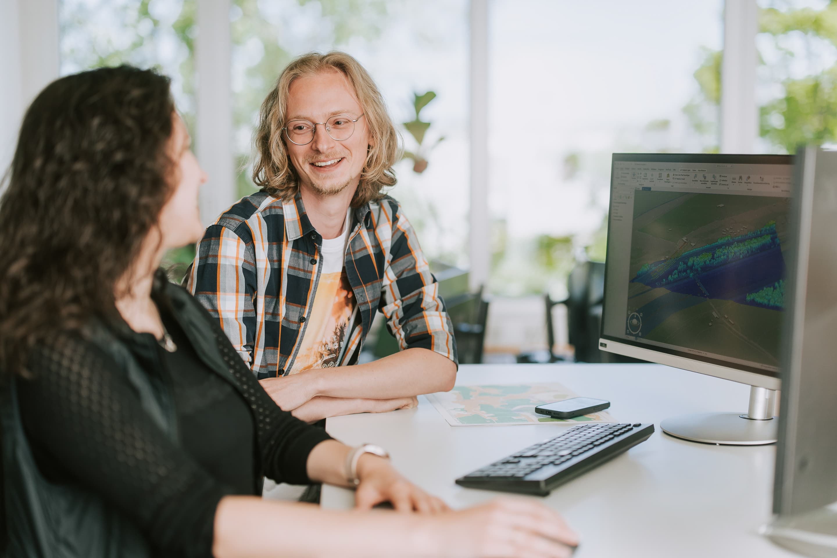illwerke vkw Geoinformationstechniker bei einer Besprechung